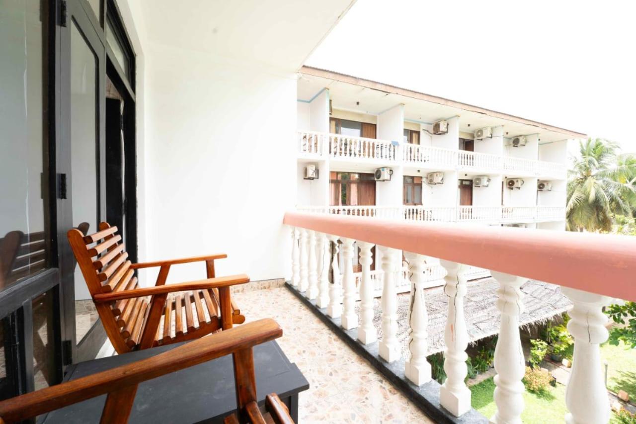 Topaz Beach Hotel Негомбо Екстериор снимка